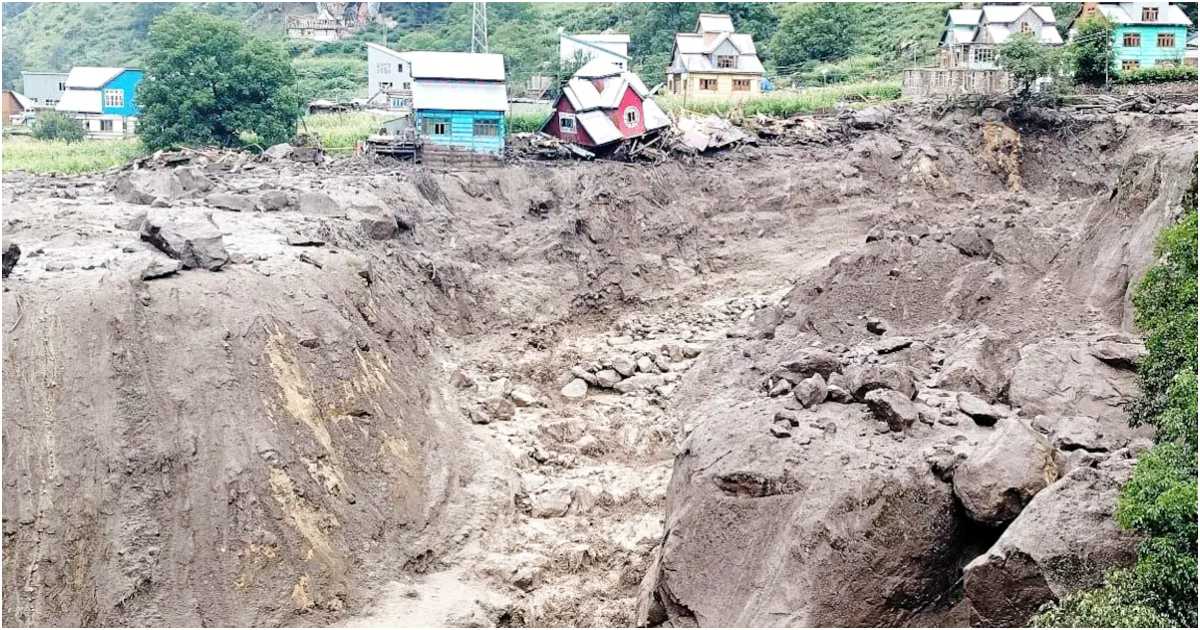 আকস্মিক বন্যায় বৃহস্পতিবার জম্মু-কাশ্মীরের কিশতওয়ার জেলার চাশোতি গ্রামের পরিস্থিতি। ছবি: এনডিটিভি